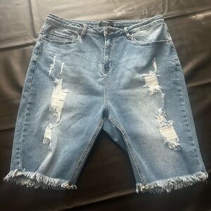 New without tag
Stretchy jean shorts